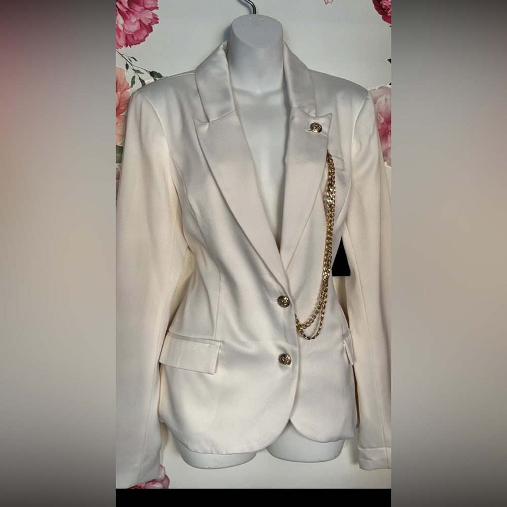 GUESS Elegant White Blazer with Gold Chain Detail